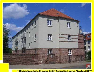 Schickes Dachgeschoß mit Balkon und großer Wohnküche !