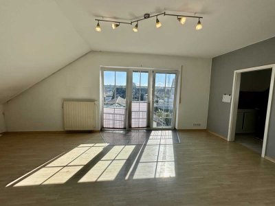 Sofort frei | 2 Zimmer DG-Wohnung mit Einbauküche