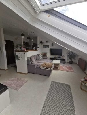 Schöne und gepflegte 2-Zimmer Dachgeschosswohnung mit Einbauküche in Kleinrinderfeld