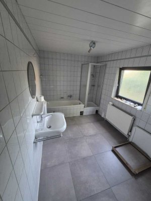 Frisch renovierte 3-Zimmer-Wohnung mit hochwertiger Einbauküche und großer Terrasse zu vermieten