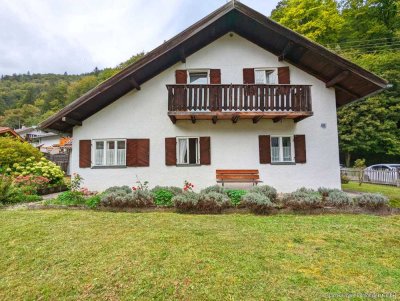 CHARAKTERVOLLES HÄUSCHEN MIT GROßEM GARTEN & BERGBLICK IN SCHÖNER WOHNLAGE AM ORTSRAND