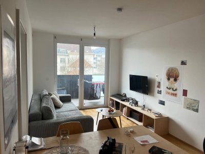 Lichtdurchflutete 2 Zimmer Wohnung mit großem Balkon