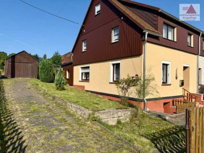 Einfamilienhaus in Hermannsdorf im Erzgebirge: Doppelhaushälfte mit großer Dachterrasse, teilsaniert