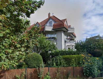 schöne Dachgeschoss Wohnung mit Balkon