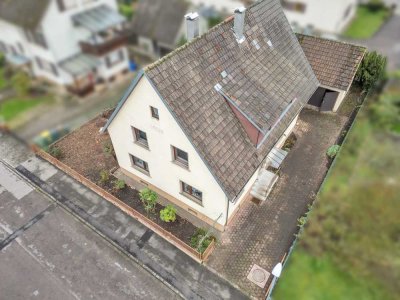 Renovierungsbedürftiges EFH mit Garten und Garage + Nebengebäude