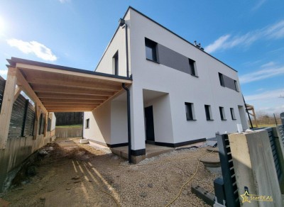 KURZ VOR FERTIGSTELLUNG! 208 m² NFL! 5-ZIMMER, KELLER, BALKON, TERRASSE, CARPORT UND GROSSER GARTEN. ZIEGELQUALITÄT MIT UNVERBAUBAREM GRÜNBLICK.