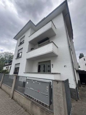 frisch renovierte Zwei Zimmer mit Balkon: Helle Wohnung in Offenbach-Bürgel