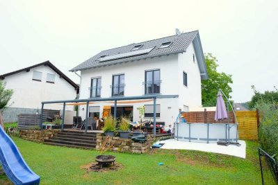 Büdingen! Freistehendes Haus mit ca. 187m² Wohnfläche und 567m² Grundstück.