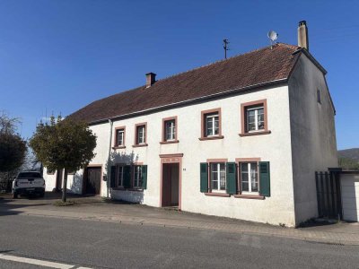 Charmantes, renovierungsbedürftiges, provisionsfreies Bauernhaus mit großem Grundstück in Irsch