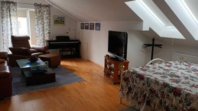 Helle , möblierte  1-Zimmer Dachgeschosswohnung in Finsing befristet zu vermieten