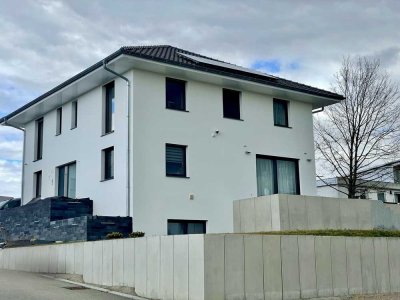Einfamilienhaus in Massivbauweise mit Doppelgarage in ruhiger Gegend