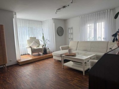 * Untertürkheim: Sehr schöne, großzügige 4,5-Zi.-Wohnung direkt an den Weinbergen * EBK * TL-Bad *
