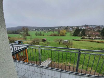 Schöne und modernisierte 3-Raum-EG-Wohnung mit gehobener Innenausstattung mit EBK in Glashütten