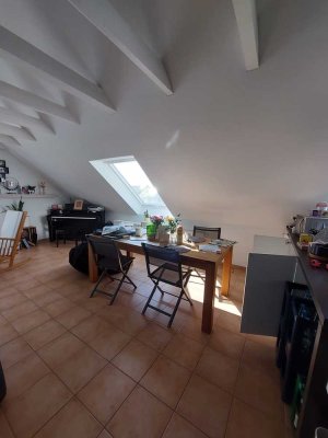 Helles Studio im DG, Balkon, EBK, Kaminofen, von privat 07252-2884