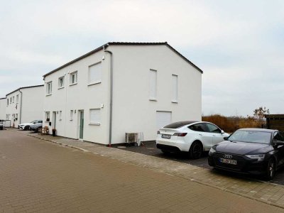 Neubau/Erstbezug: Familienhaus mit viel Holz, Bodentiefen Fenstern und Feldblick