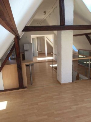 Gepflegte Dachgeschosswohnung, Studiocharakter mit Einbauküche in Karben