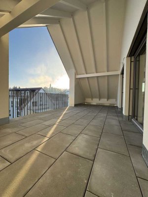 Erstbezug mit Loggia und Einbauküche: Geschmackvolle 2-Zimmer-DG-Wohnung mit geh. Innenausstattung