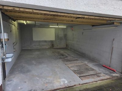 Große Garage mit Grube und davor liegender Einfahrt, eigener Briefkasten