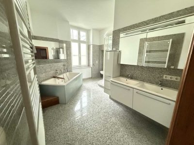 Kein 0815 - herrschaftliche 3-Raumwohnung in der 1. Etage mit Gäste-WC, Parkett, Stuck & Terrasse!