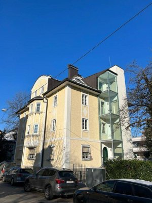 RIEDENBURG: Exklusive, romantische 3,5-Zimmer-Altbau-Wohnung mit Traumausblicken, Balkon und Terrasse
