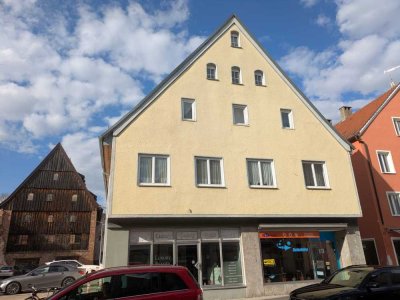 In absoluter Toplage Mehrfamilienhaus mit zwei Geschäftseinheiten + Option zum Neubau