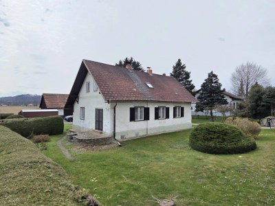 Älteres Dreigiebel- Wohnhaus samt zwei freistehenden Nebengebäuden sowie zwei Terrassen und großem Grundstück