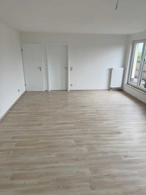 1 MONAT KALTMIETFREI! Frisch sanierte 3-Zimmer-Wohnung mit EBK, Stellplatz und riesiger Dachterrasse