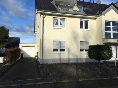 Erdgeschosswohnung mit Garten und Garage