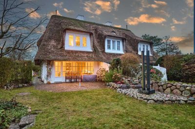 Endhaus unter Reet mit idyllischem Garten in guter zentraler Lage von Keitum