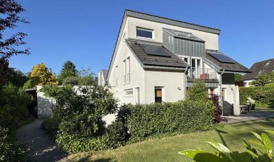 Modernes freistehendes Architektenhaus in ruhiger Lage mit großem, grünem Grundstück
