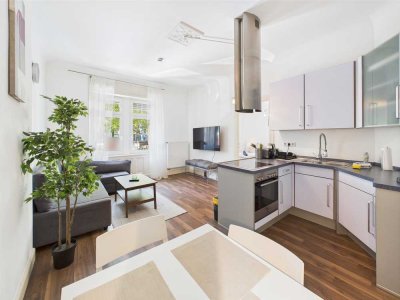 Zentrale möblierte 2-Zimmer-Wohnung/central furnished apartment suitable for 1 to 4 guests