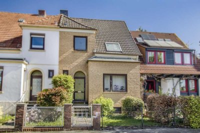 Bremen-Huckelriede: Sanierungsbedürftige Doppelhaushälfte für Handwerker mit weitläufigem Grundstück