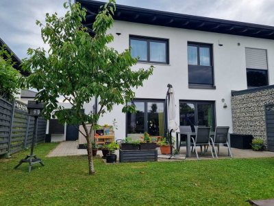 Großzügige Doppelhaushälfte mit Top-Ausstattung und Garten