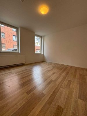 Erstbezug nach Renovierung: Attraktive Altbauwohnung mit Küche