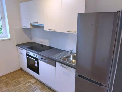 GEIDORF: Ruhiger 2 ZIMMER-NEUBAU + Balkon 5,6m² + extra Küche möbliert + Bad mit Wanne + extra WC!