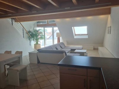 Schöne lichtdurchflutete, teilmöblierte Dachgeschoss-Maisonett-Wohnung in ruhiger Wohnlage