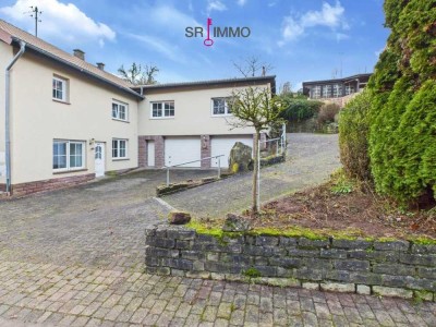 Wohnen mit Perspektive: Haus mit zwei Wohnungen und Baugrundstück in Baustert