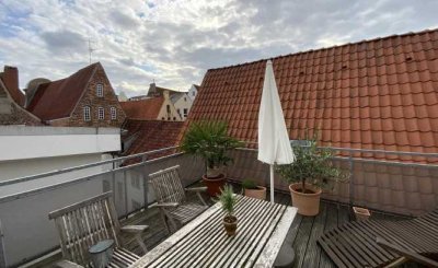 Stilvolle, top-gepflegte 2-Zimmer-Wohnung mit sonniger Dachterrasse und EBK in Lübecks Innenstadt