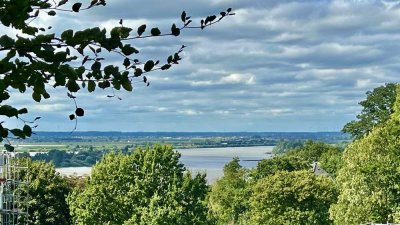 BLICK AUF DIE ELBE: traumhaftes, ruhiges Wohnen mit großem Balkon, besonderes Flair!