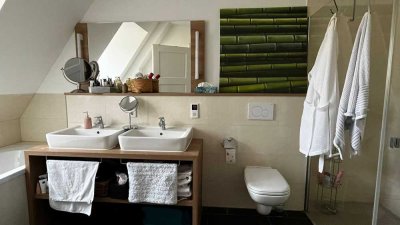 Exklusive, geräumige und vollständig renovierte 2-Zimmer-Wohnung mit Balkon und EBK in Berlin