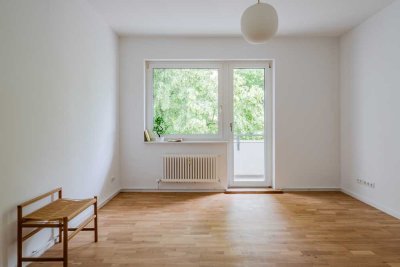 Helle Wohnung mit Balkon, EBK & Eichenparkett in Lankwitz