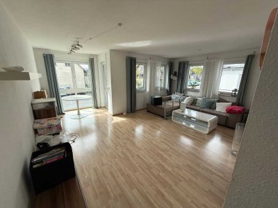 Stilvolle, vollständig renovierte 2-Zimmer-Wohnung mit Balkon und EBK in Konstanz