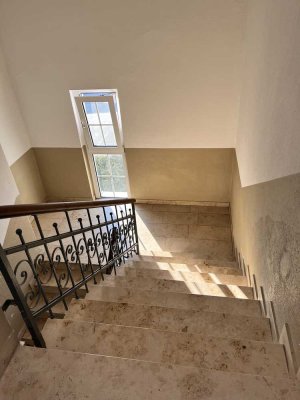 Großzügige 3-Raum-Dachgeschoss-Wohnung mit Balkon und Altbaucharme