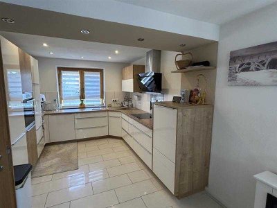 Gepflegte Doppelhaushälfte mit moderner Ausstattung, Garage und Garten in ruhiger und zentraler Lage