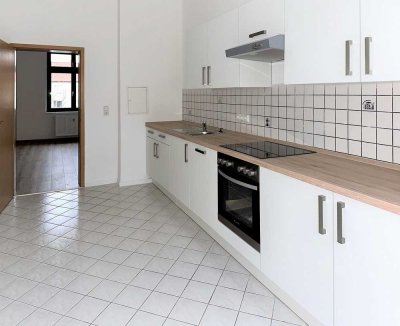 FRISCH RENOVIERT MIT EINBAUKÜCHE, WANNE UND DUSCHE