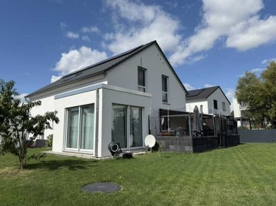 neuwertiges Einfamilienhaus -  Effizienzklasse A+, Traumgrundstück, Wärmepumpe, PV-Anlage