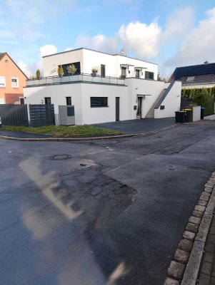 Exklusive Wohnung mit großer Außenterrasse, Garage und Garten