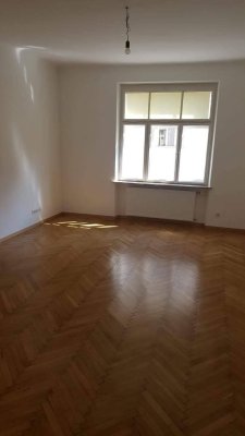 Helle 3-Zimmer Altbauwohnung mit Einbauküche