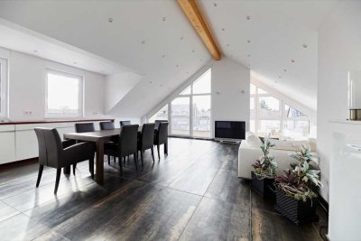 Aussergewöhnliche 3 Raum Wohnung mit Balkon/ Garage und Küche