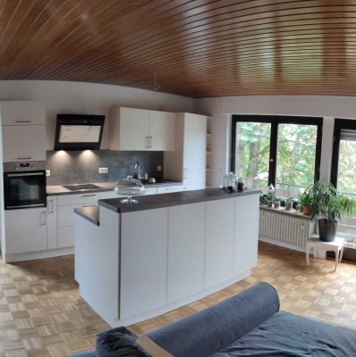 Neuwertige 2-Raum-Wohnung mit Balkon und Einbauküche in Schotten